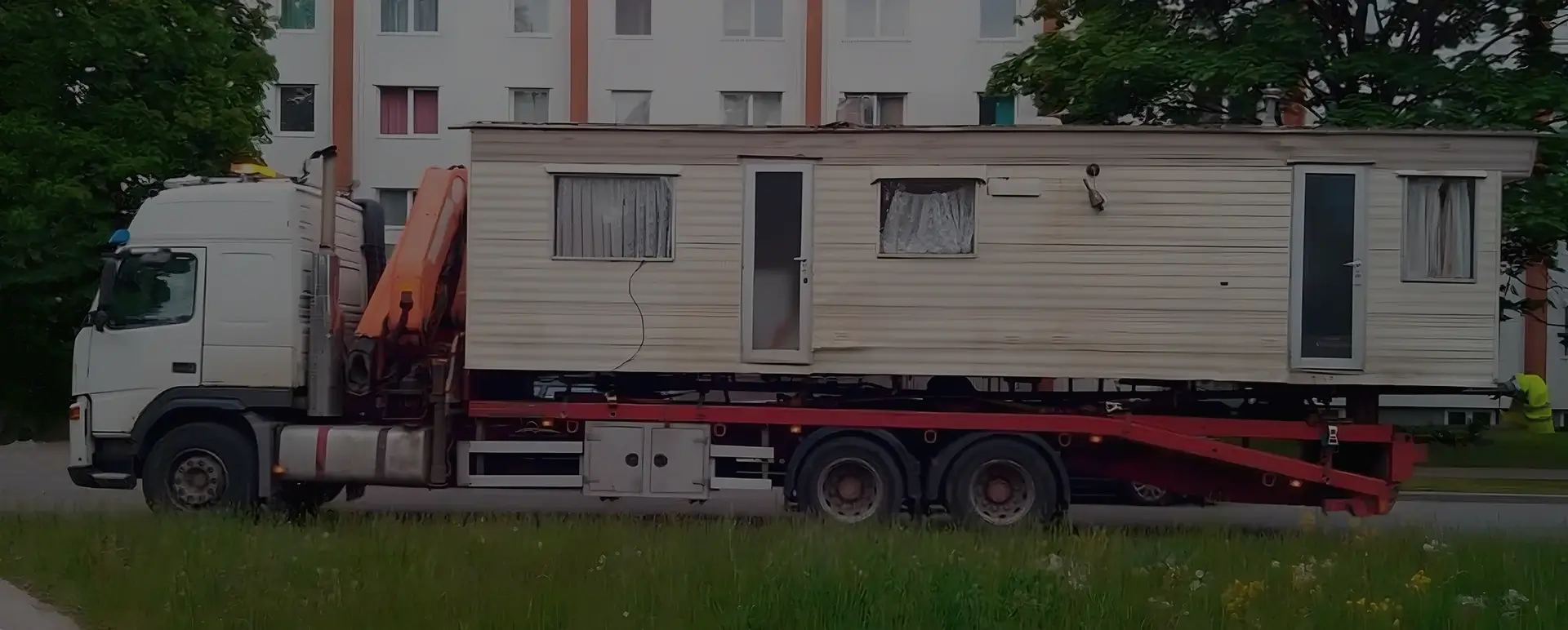 Получить онлайн цены на доставку низким тралом дом вагона в городе Тольятти (Приволжский округ - Самарская область) на сайте самостоятельно
